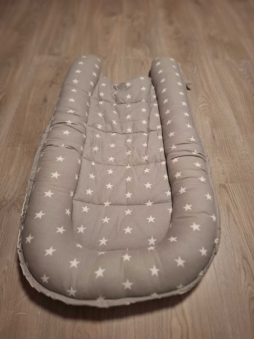 Cosulet dormit bebelusi portabil Kidizi Baby Nest (alb cu gri)