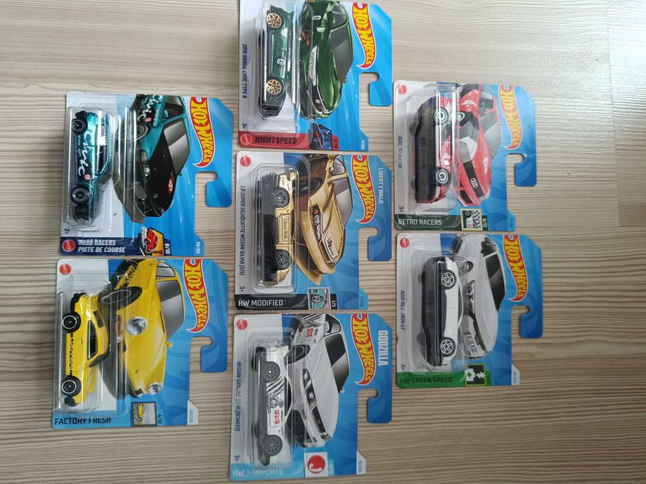 Vand 20 de machete Hot Wheels sigilate la pretul de 160 de lei
