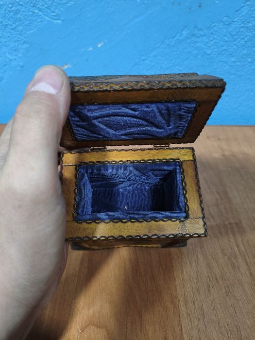 Деревянная шкатулка старенькая