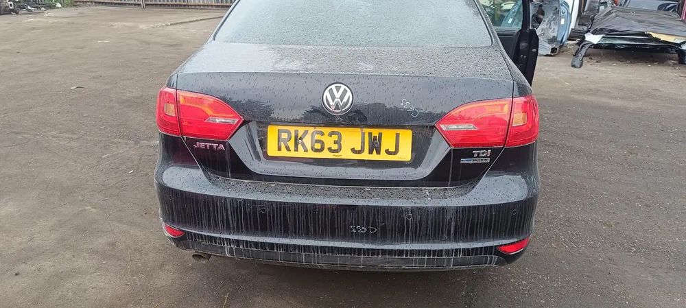 Dezmembrari / Dezmembrez VW Jetta 4 162 1.6 TDI CAYC cutie viteze manuala 5 trepte cod culoare LC9X