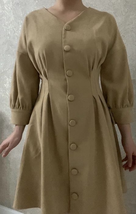 Бежевое платье, коктейль