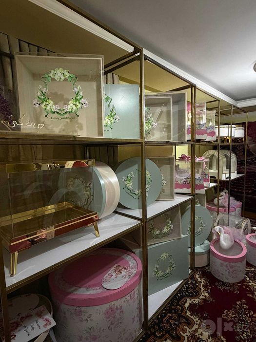 To‘y saloni va sovg‘alar do‘koni uchun витрины, стеллажи, коробки