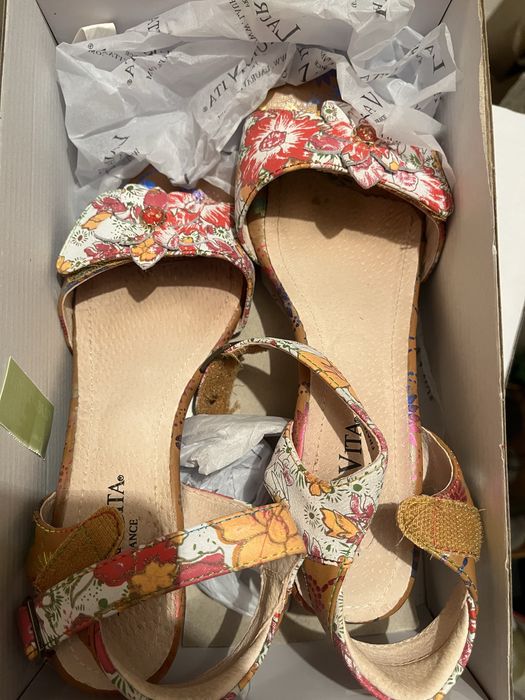 Обувки/ сандали Laura Vita с дебел ток и флорални елементи