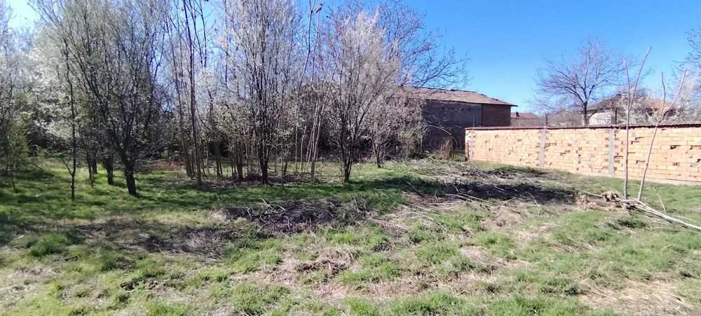 Парцел / дворно място !