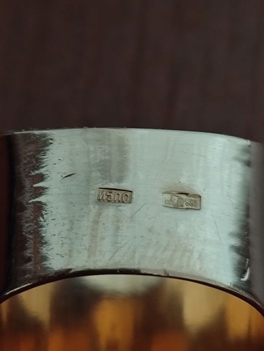 Золотое кольцо с бриллиантом