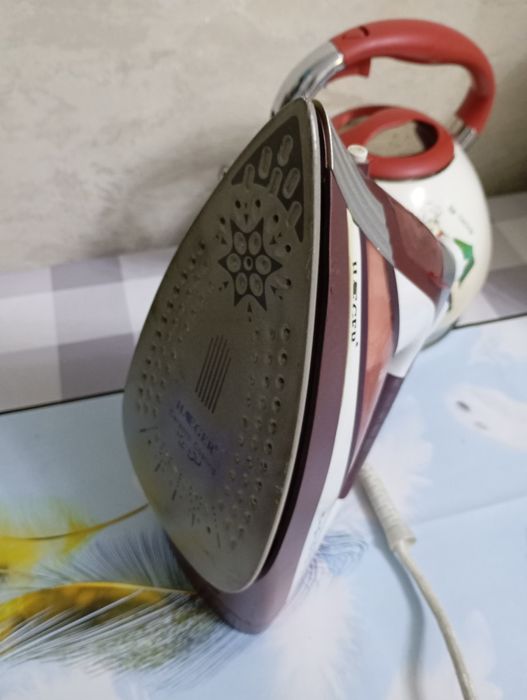 Утюг и гладильная доска