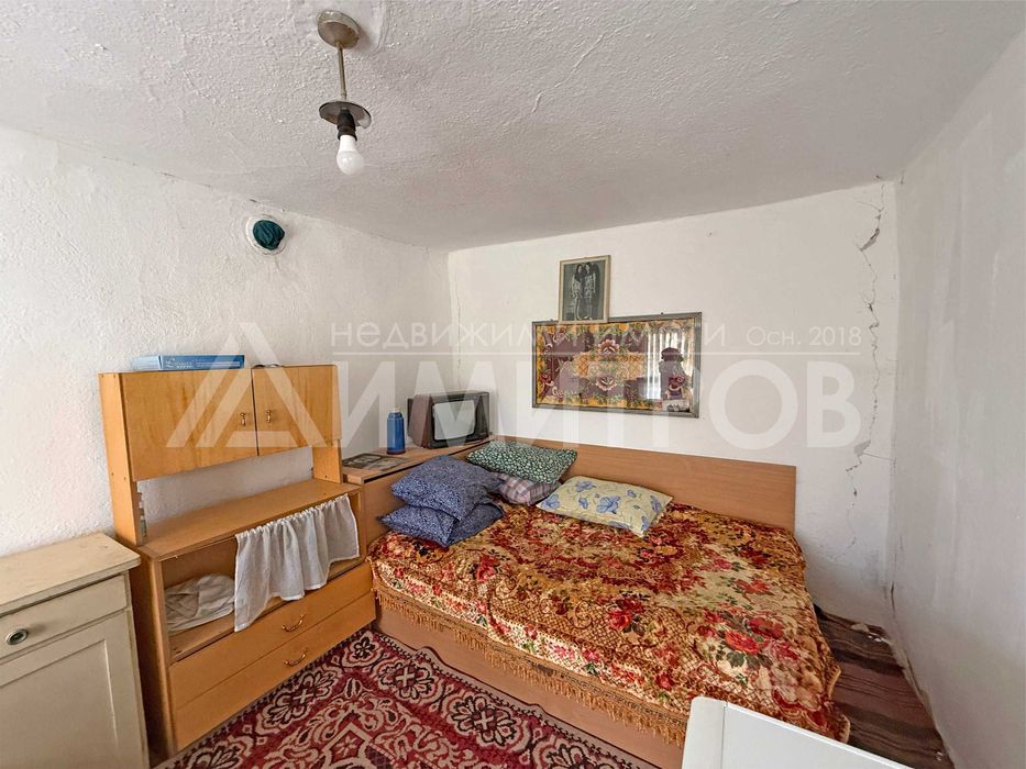 Продава автентична селска къща с кладенец в с. Памукчии, общ. Нови пазар (обл. Шумен).
