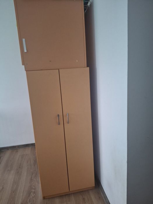 Продавам гардероб и две единични легла