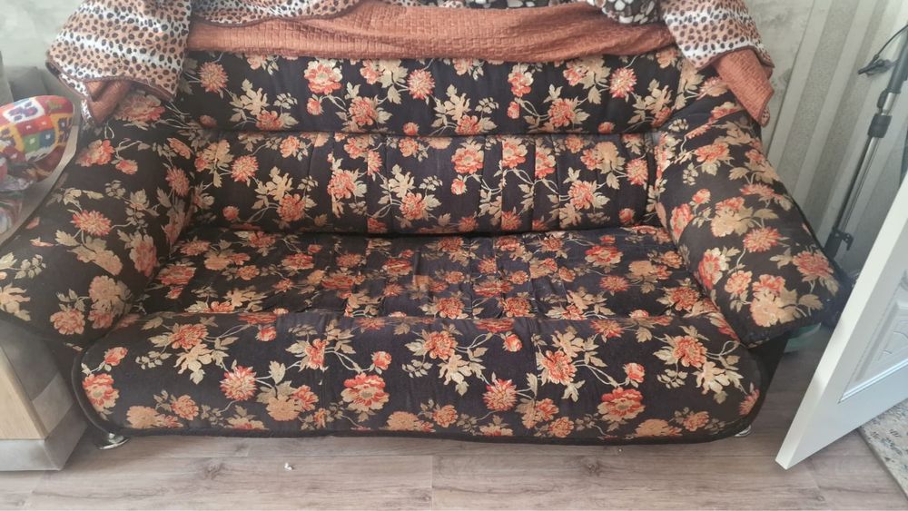 Продам диван с креслами с рисунком вышевкой
