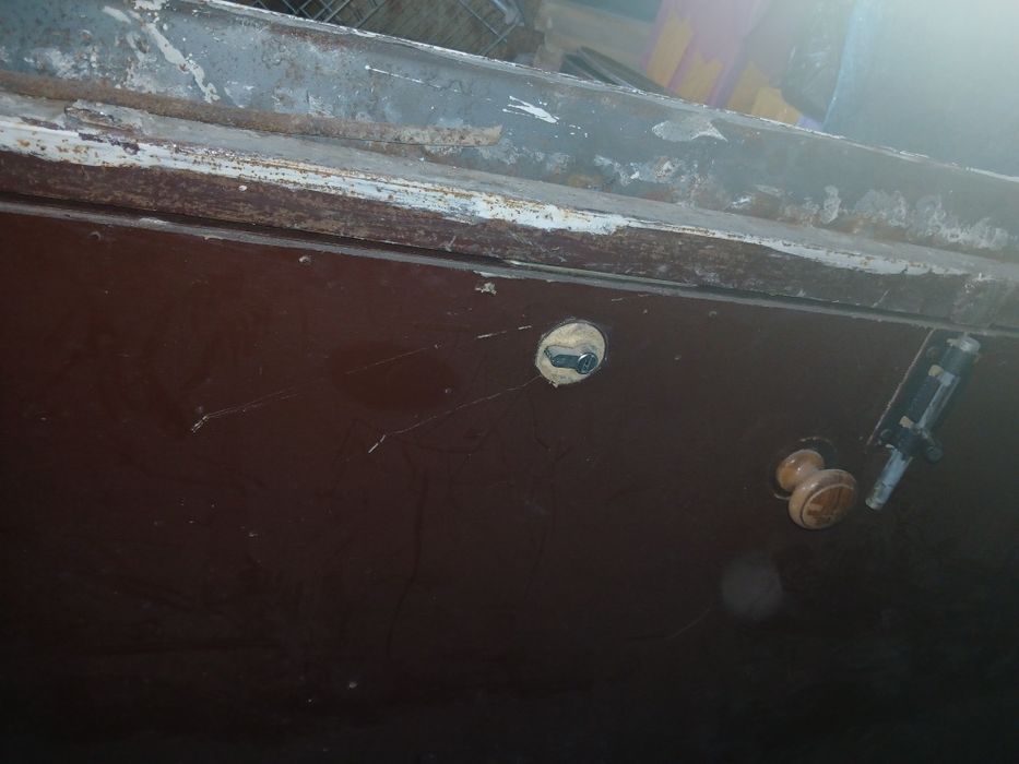 Продам железную дверь