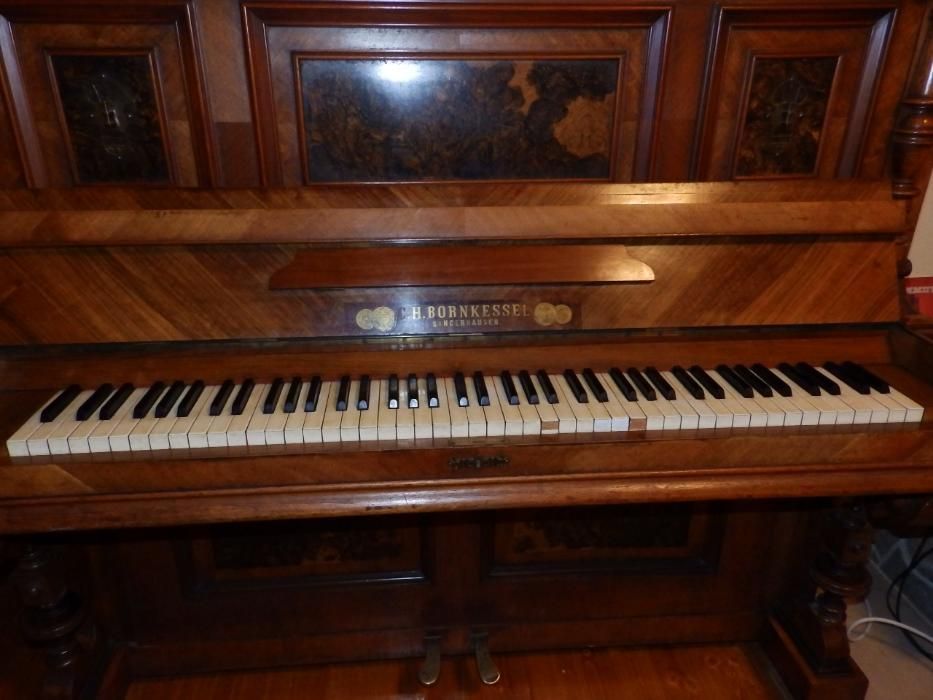 музикални инструменти - пиано