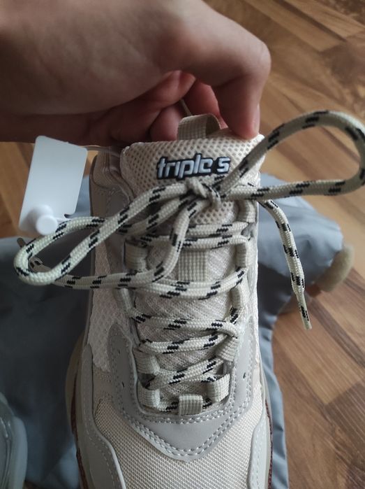 Balenciaga triple s capucino