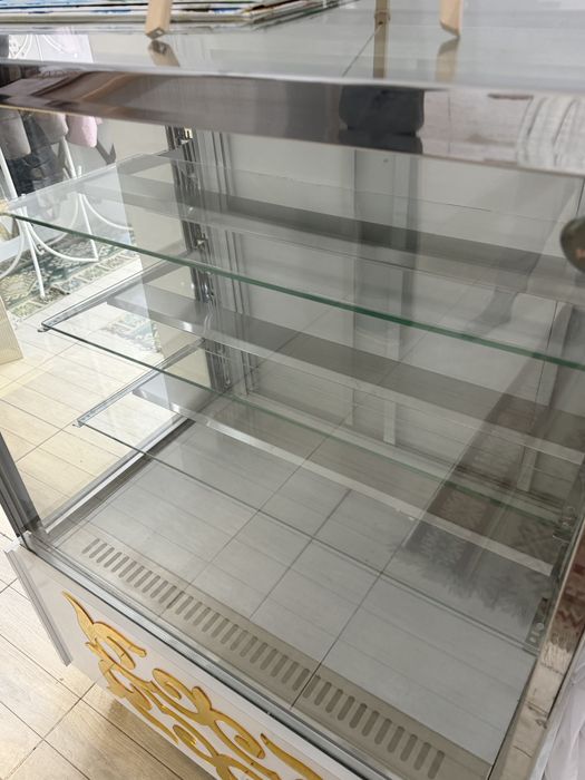 Продам холодильную витрину