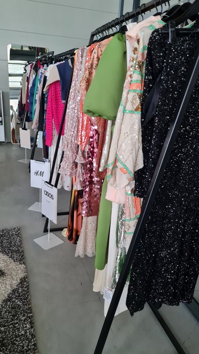 Furnizor imbracaminte si incaltaminte outlet. Oferim plata la termen