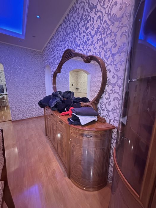 Продаю Кухня Стенка  Стол и стулья