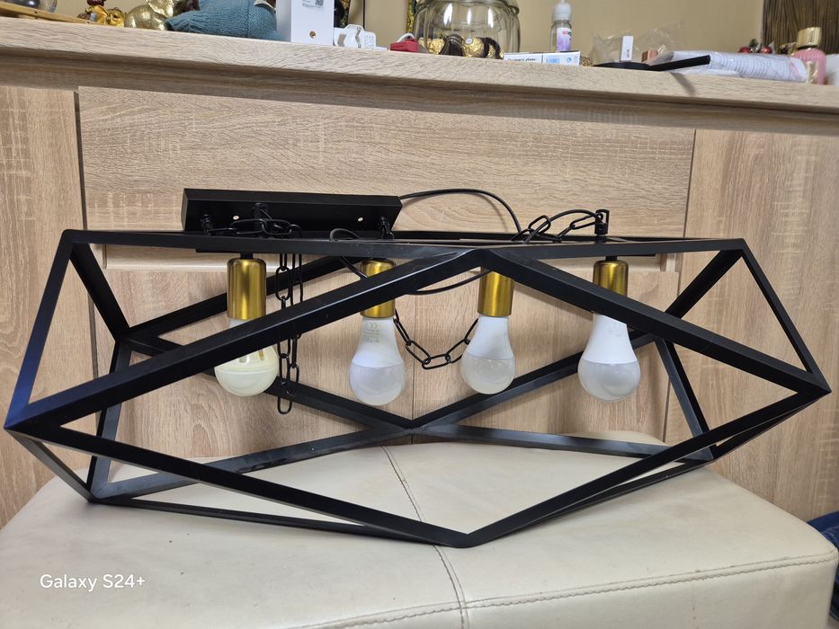 Модерен метален,висящ плафон в черно и златисто