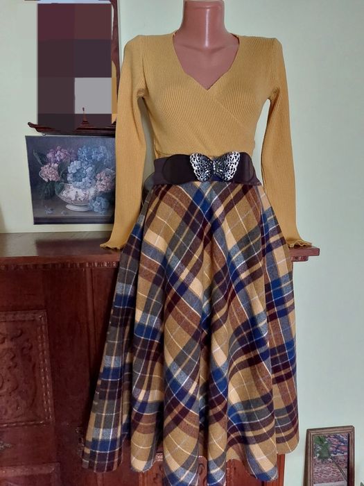 Fusta noua model clos foarte frumoasa, din stofa de lana,  plus  cadou