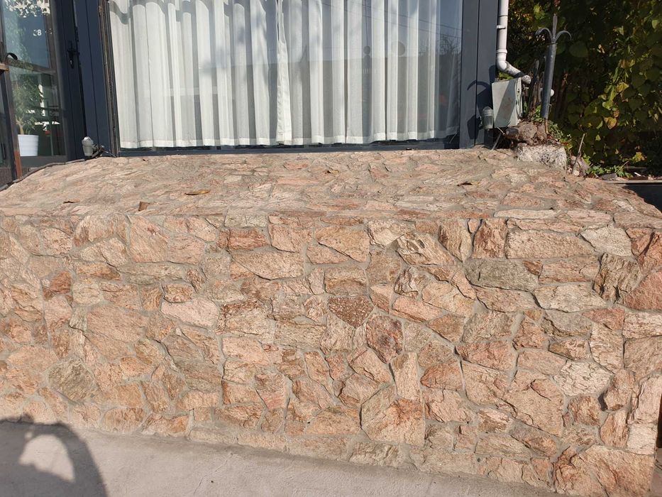 Натуральный природный горный камень.