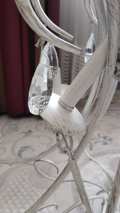 Люстра белая в гостиную