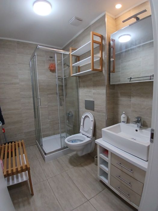 Închiriere apartament cu vedere la piscină  în  Cosmopolis
