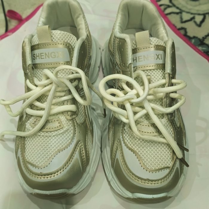 Кроссовкий женские