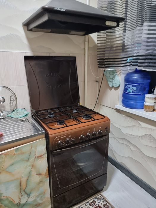 Gaz plita va vityajka sotiladi