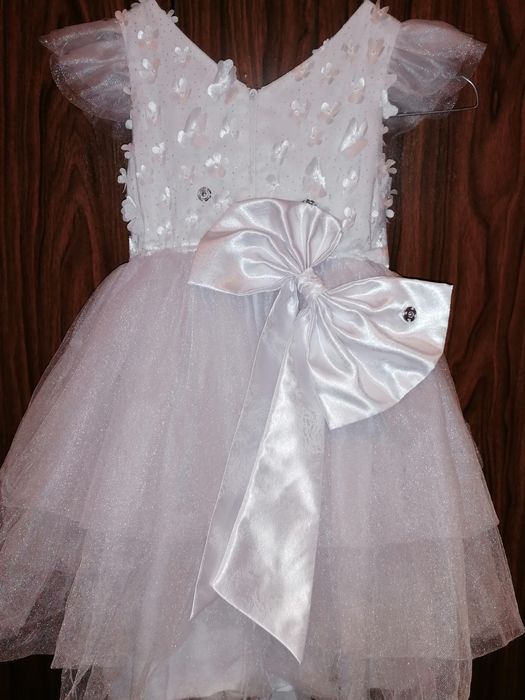 Официална детска рокля бяла с 3D цветя и тюл.