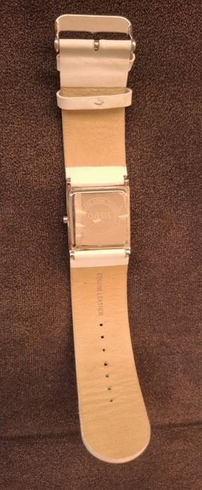 Продавам дамски часовник Oasis B583