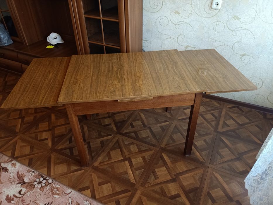 Стол раздвижной.Для комнаты.