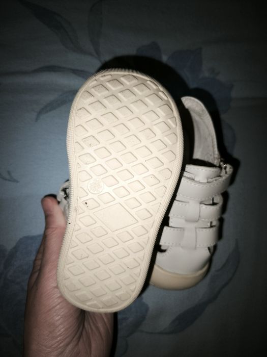 продам сандалики новые 22 р.