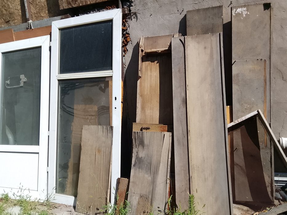 Бесплатно сдам двери пластиковые без короба.  На топку дсп,  дерево