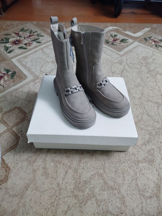 Продам сапожки женские