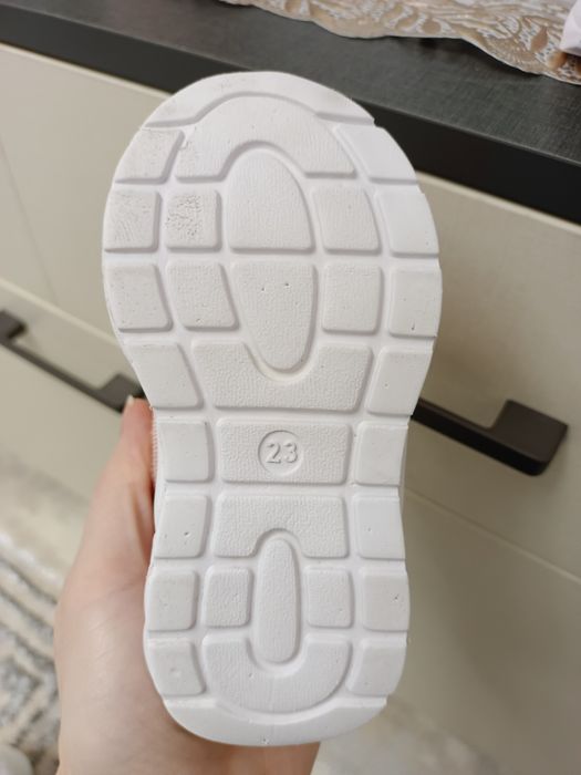 Продам кроссовки на девочку фирменные