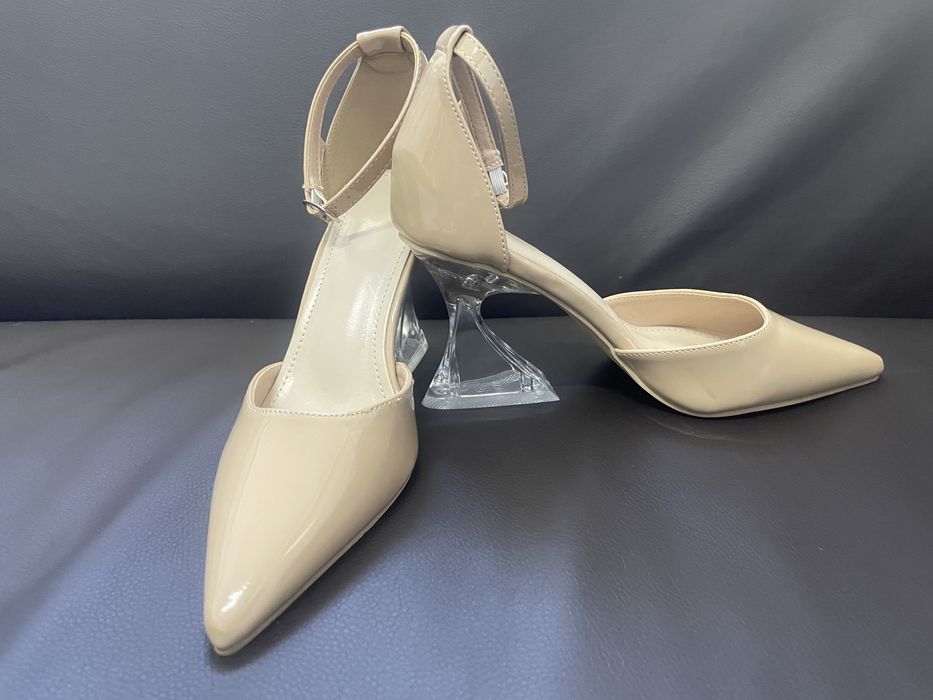 Pantofi.                                marimea 36