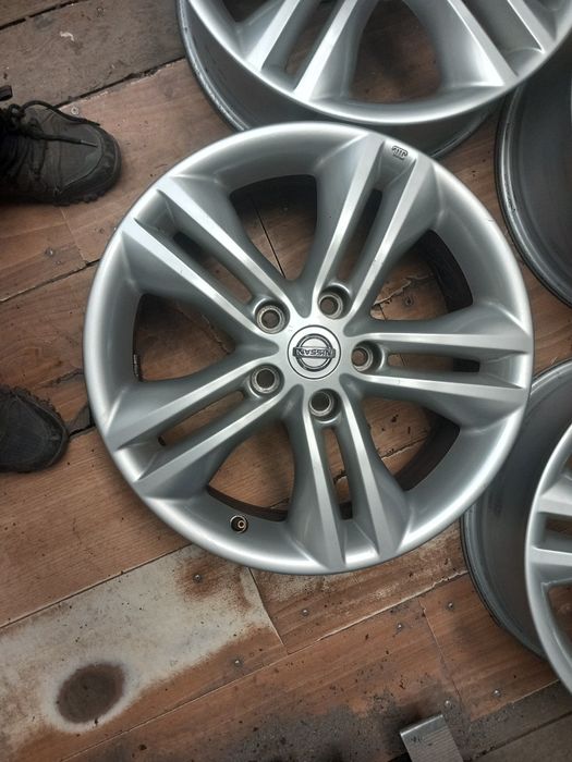 Jante nissan r17 5x114.3 et 40 cb 66.1