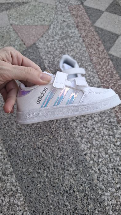 Чисто нови маратонки на Адидас, 22 номер