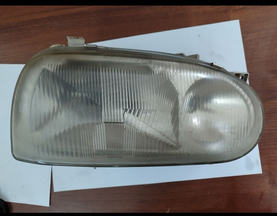 Фара правая на Гольф 3. Фирма SAT. В хорошем состоянии.