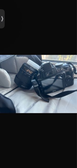 Vand Camera foto DSLR Nikon D3000 + obiectiv Nikon AF-S DX