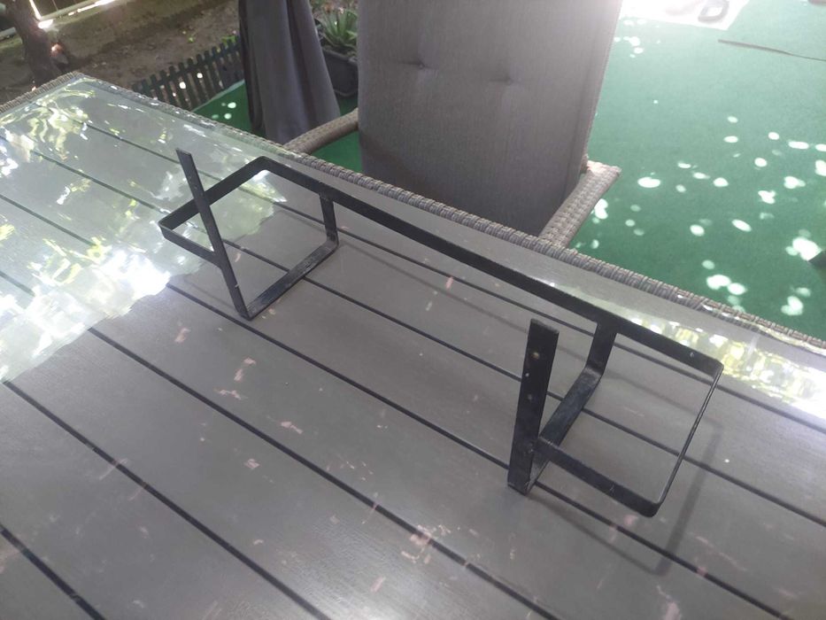 Vand jardiniere pentru flori cu suporti metalici