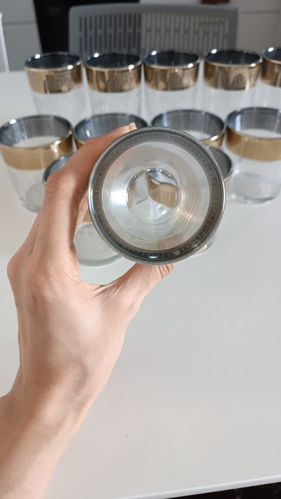 Стеклянные стаканы с золотым узором