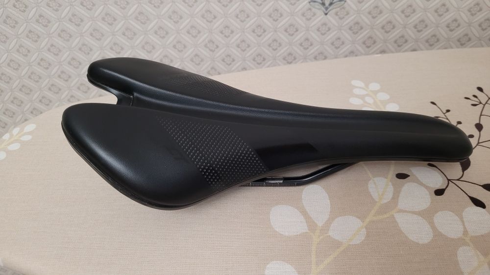 Седло для велосипеда Giant Contact Forward