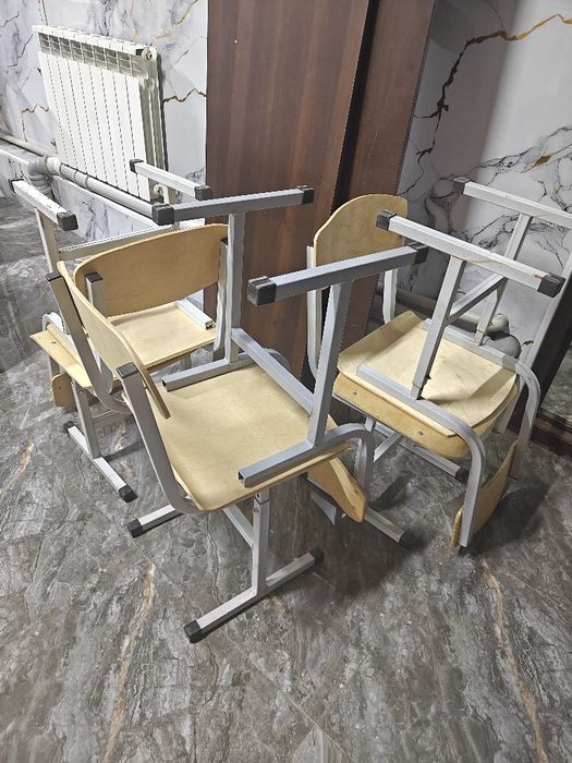 Продам школьные парты со стульями бу
