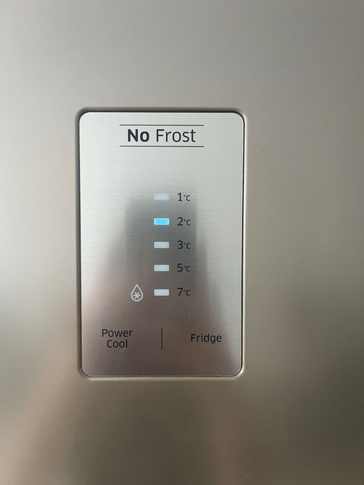 хладилник Samsung с горен фризер, No Frost, Digital Inverter и диспенсър за вода.
