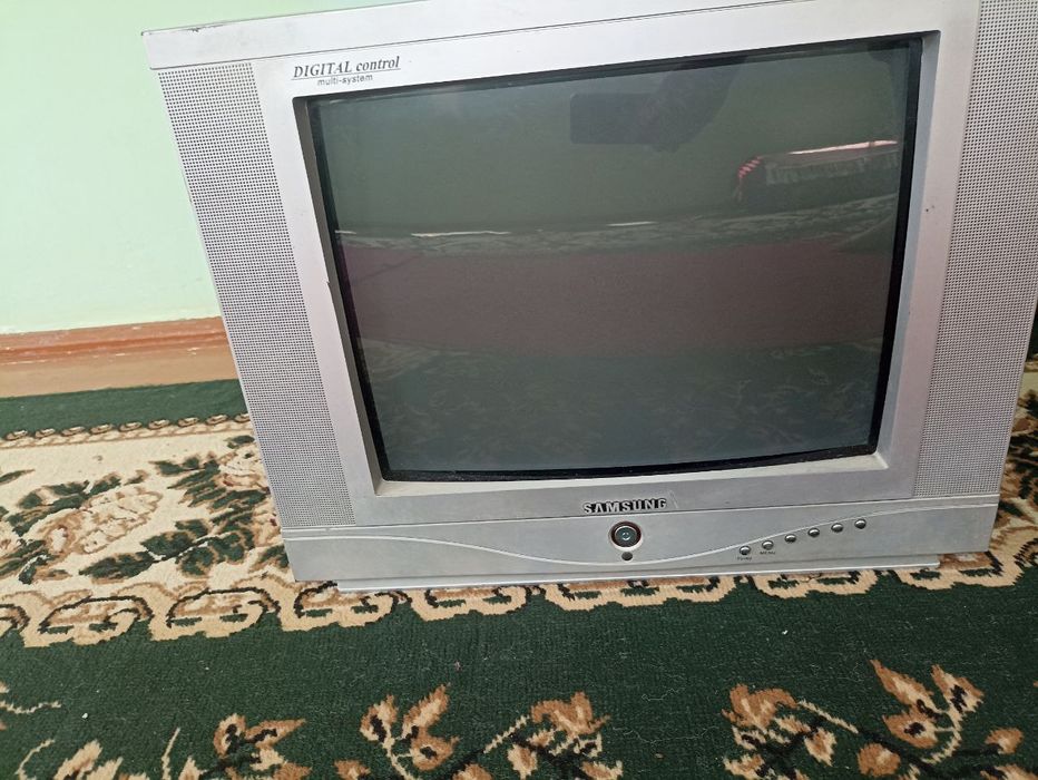 Televizorlar sotiladi 2 ta