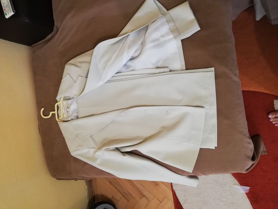 Vând costum nou mărime 40