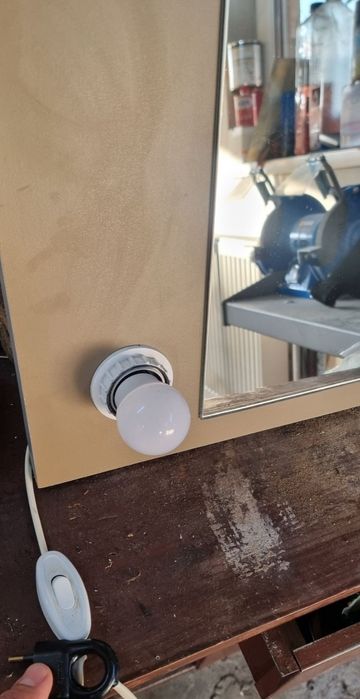 Oglinga pentru masa machiaj cu becuri