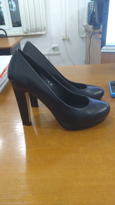 Туфли черные на каблуке