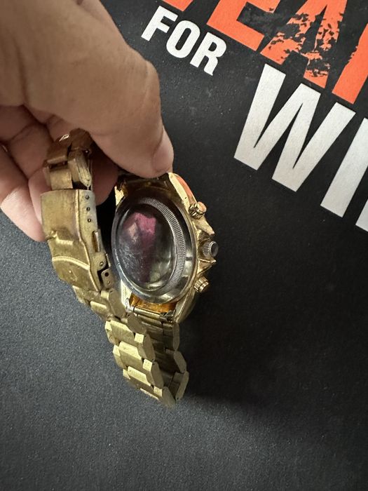 Продавам часовник приличащ на ролекс