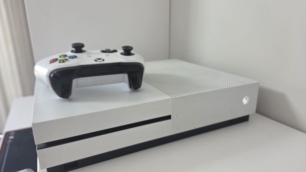 Vând Xbox One S.