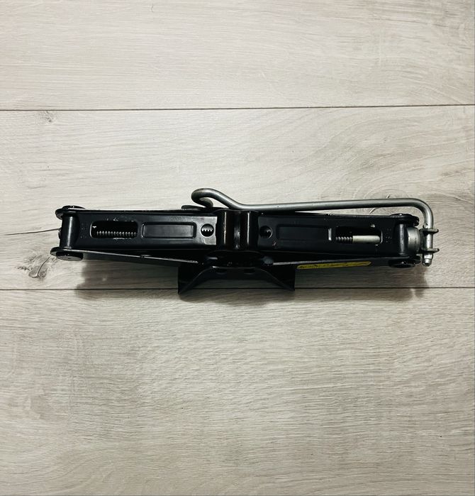 Оригинален комплект крик, ключ и кука за Citroen/Peugeot